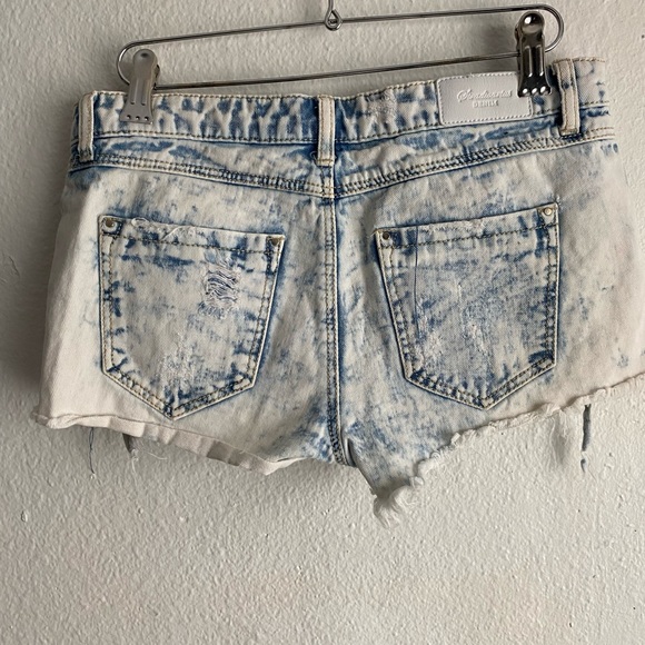 Short shorts - Picture 3 of 11